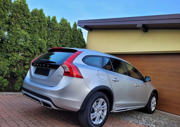 Volvo V60 Cross Country cena 61700 przebieg: 230000, rok produkcji 2018 z Opoczno małe 704